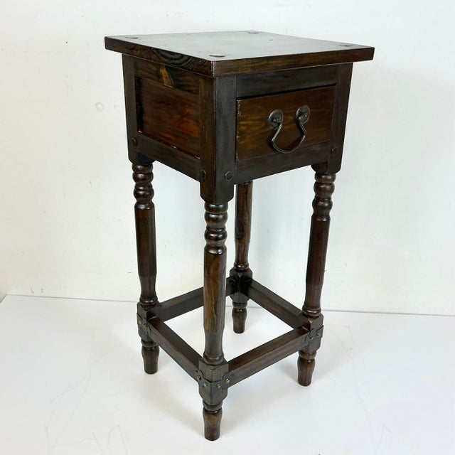 1970s Vintage Arts & Crafts Farmhouse Federal Pine Drinks Table After Ethan Allen Old Tavern. For Sale - Image 14 of 15