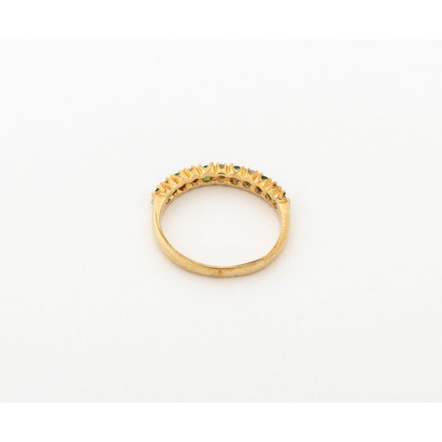 Modernist Emerald and Diamond 14k Yellow Gold Band Ring For Sale In New York - Image 6 of 8