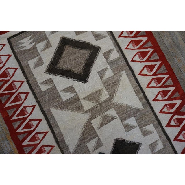 Textile 1930s White Gray Diamond Geometric Antique American Navajo Rug 4'9"x 6'9" Flatweave Wool Carpet For Sale - Image 7 of 14