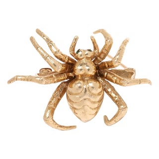 1960s Heavy Spider Brooch With Emerald Eyes, 14k Yellow Gold, Width 1 In For Sale