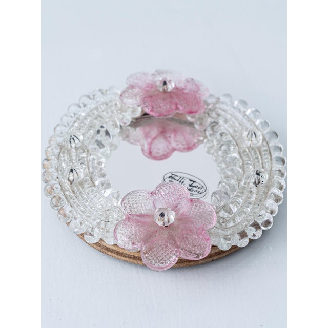 1970s Small Venetian Wall Mirror in Murano Glass with Pink Flowers from Fratelli Tosi, 1970s For Sale - Image 5 of 8