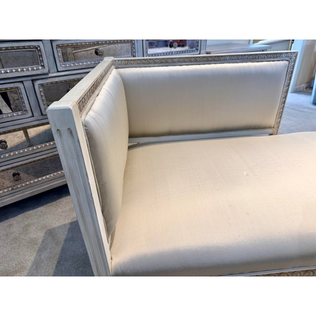 Early 21st Century French Carved Neoclassical Chaise Lounge in Ivory Silk Upholstery For Sale - Image 5 of 10