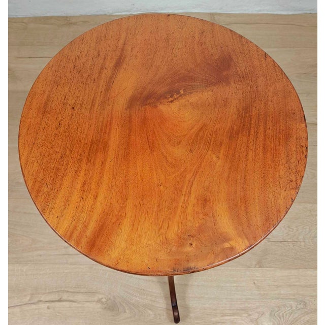 Antique Victorian English Round Tripod Side Table in Mahogany, 1890 For Sale - Image 3 of 8