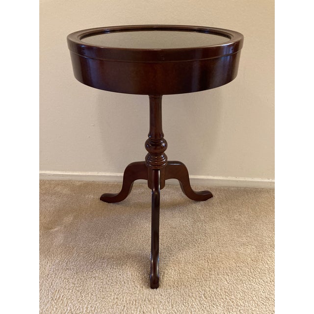 Queen Anne 1930’s Mahogany Pedestal Felt Lined Lift Top Showcase Side Table by the Bombay Company For Sale - Image 3 of 11