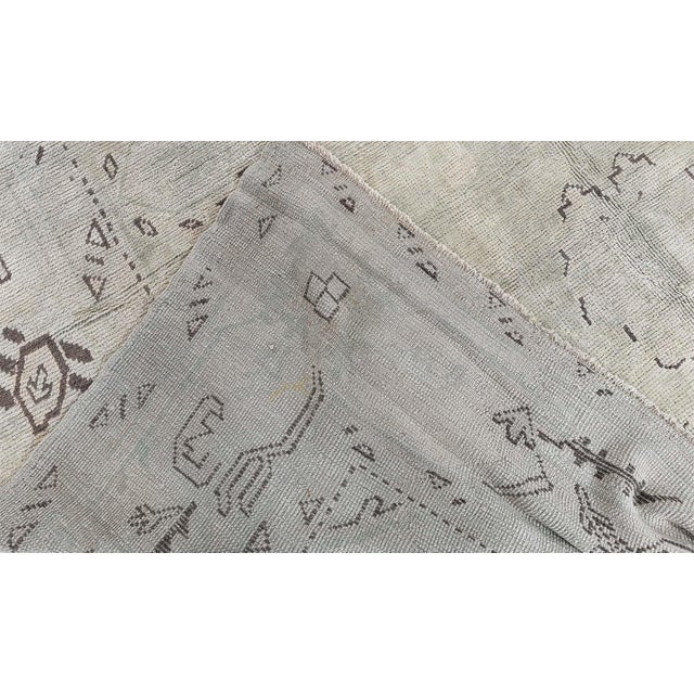 Gray Antique Oushak Turkish Medallion Gray With Beige Carpet - c. 1920 For Sale - Image 8 of 8