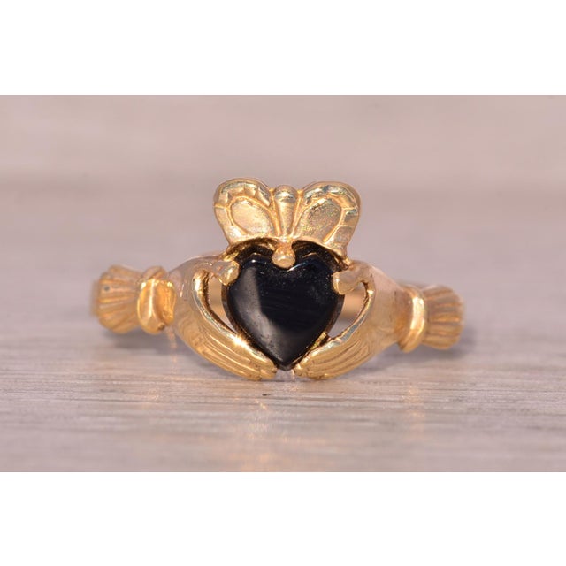 The Athlone: Claddagh Ring with Onyx in Yellow Gold For Sale - Image 4 of 11