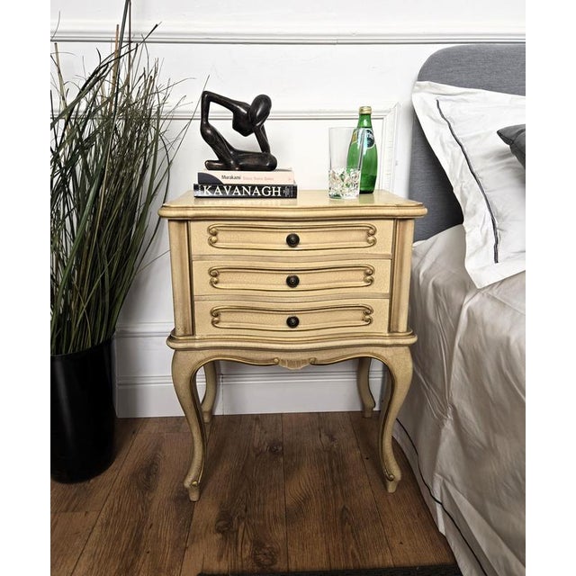 Very elegant and refined Italian 1950s Mid-Century Modern pair of bed side night stands tables in white painted wood with...