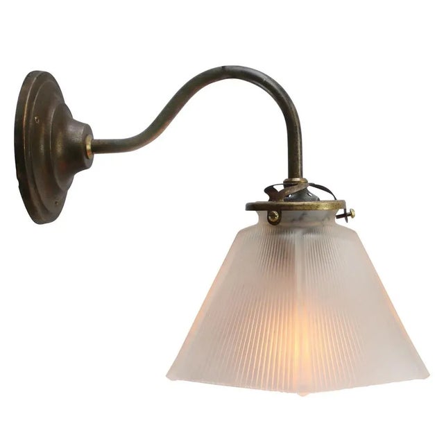 Mid-Century Modern English Square Frosted Reeded Glass and Brass Wall Sconce For Sale - Image 3 of 7