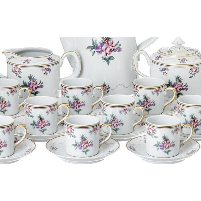 Porcelain - Coffee Service - Vista Alegre. Made of Vista Alegre porcelain; decorated with floral motifs. Composed of:...
