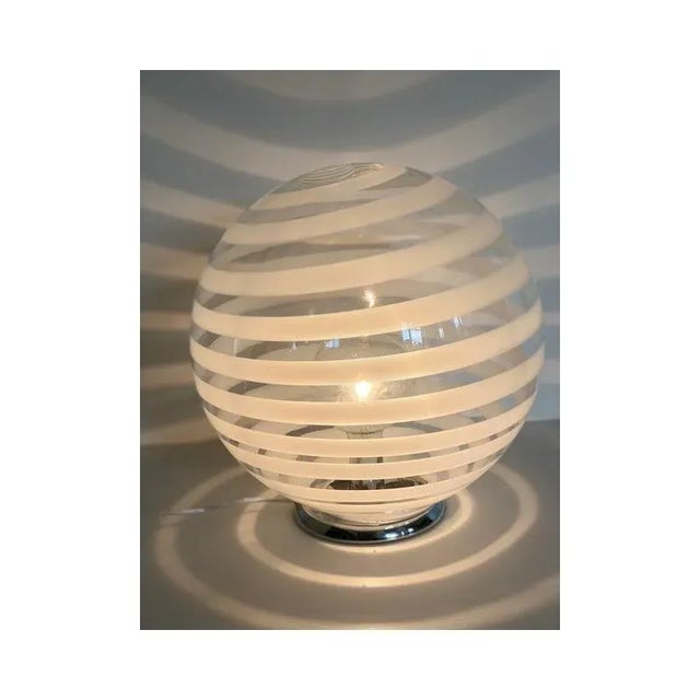 Spectacular transparent and white sphere in Murano glass. Table lamp in 70s design, fruit of very hight italian...