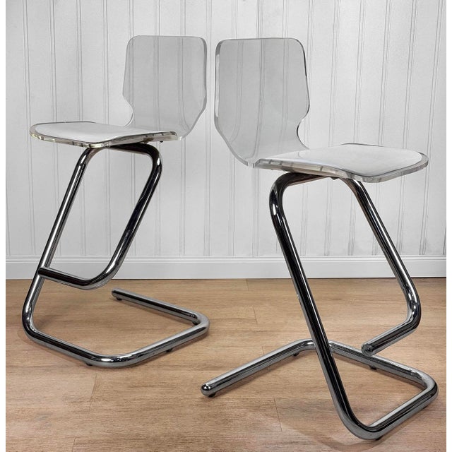 Hill Manufacturing Co. Mid-Century Luigi Bardini Lucite & Tubular Chrome Sculptural Bar Stools - a Pair For Sale - Image 4 of 11