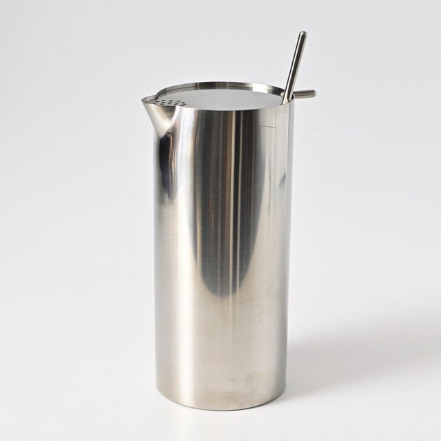 Modern Cylinda Line Cocktail Mixer by Arne Jacobsen for Stelton, 1980s For Sale - Image 3 of 8
