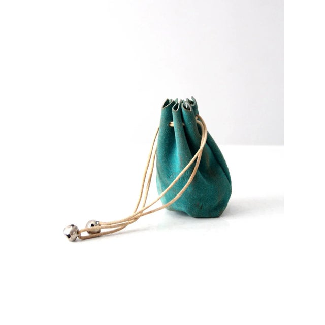 This vintage classic Jacks game offers hours of entertainment and nostalgic fun! Including 29 jack pieces and two balls,...