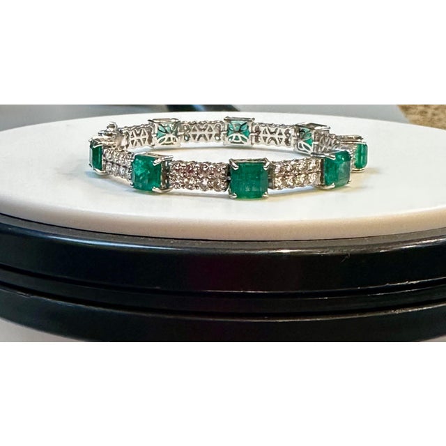 This is a stunning natural Zambian Emerald bracelet which has Emerald of very high quality and diamonds of very good...