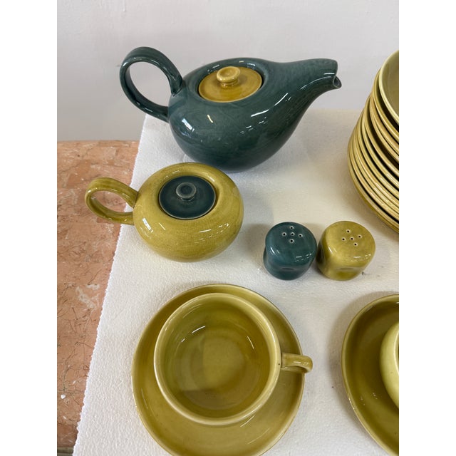 1950s 26-Piece Original Russel Wright by Steubenville Dinnerware Set in Ochre and Green For Sale In Miami - Image 6 of 12