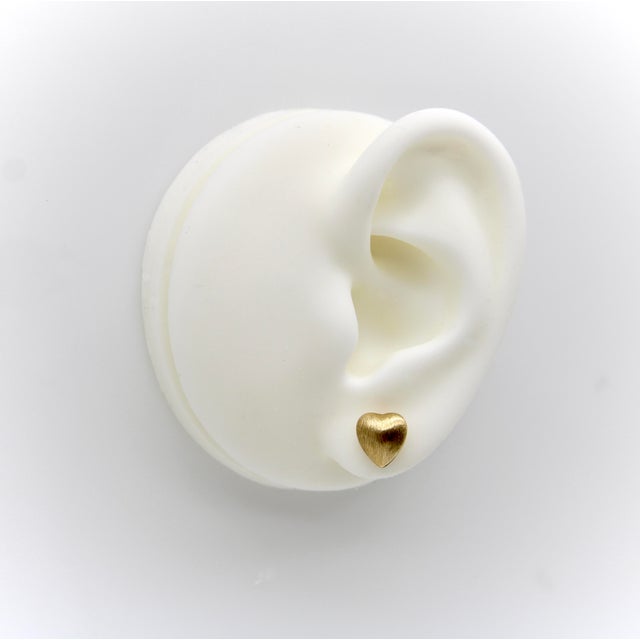 1960s Vintage 14k Gold Puffy Heart Florentine Finish Stud Earrings, Pair For Sale - Image 5 of 7