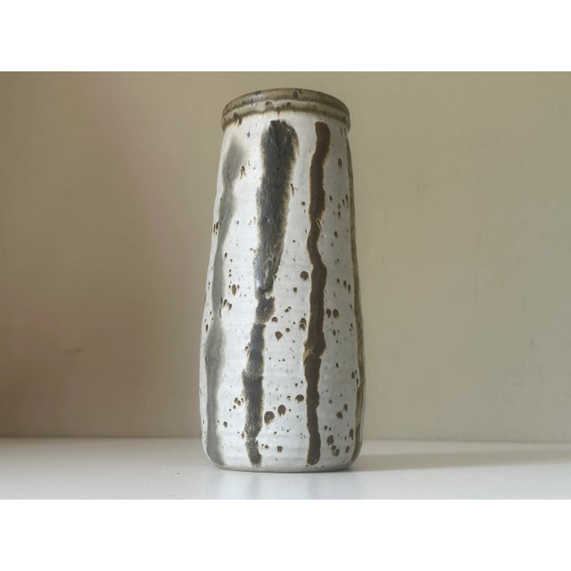 Very pretty piece by the ceramist John Swiss Porter, friend of Harding Black, interesting and very decorative piece, in...