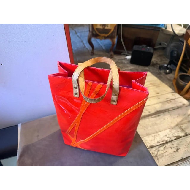 2000 - 2009 2002 Louis Vuitton Red Vernis Patent Leather Reade Tote Bag by Robert Wilson For Sale - Image 5 of 17