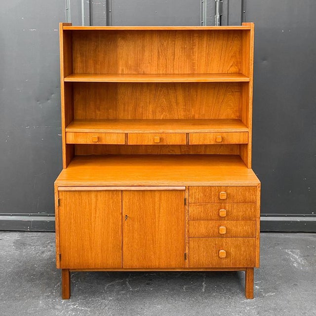 Mid-Century Modern Shelving Unit in Teak For Sale - Image 5 of 18
