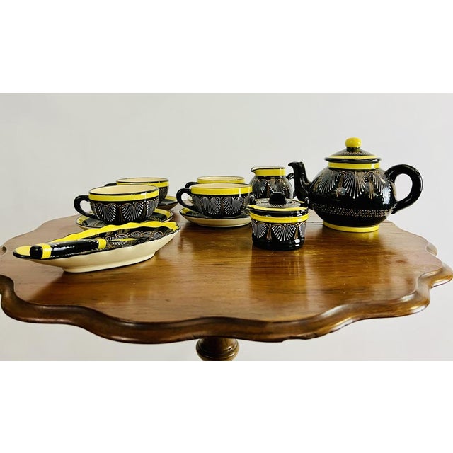 This vintage set with modern and bright colors of black and yellow will sunny your breakfast break or tea break. The...
