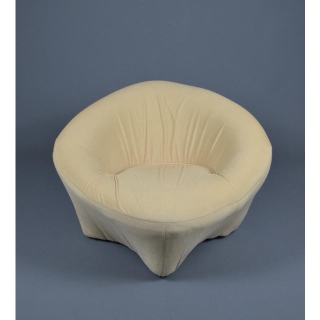 Elegant low "mushroom" armchair from the 70s, with an original shape. Soft original ivory white fabric in good condition...