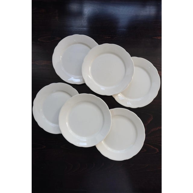 Elegant set of 6 ivory earthenware dinner plates. Their slightly scalloped rim and glossy glaze add a refined touch to...