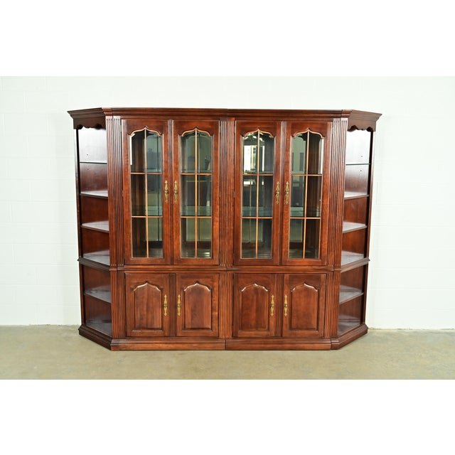 English Thomasville Georgian Carved Cherry Wood Lighted Breakfront Bookcase or Display Cabinet For Sale - Image 3 of 13
