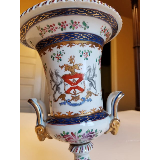 White Samson Chinese Export Style Armorial Urn For Sale - Image 8 of 11
