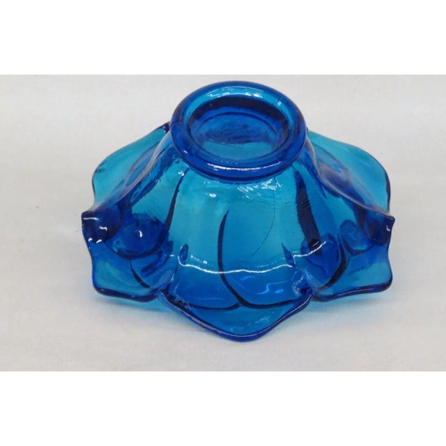 This brilliant bowl is made of blown glass. This piece was originally made in Italy, it is in the shape of a flower and it...