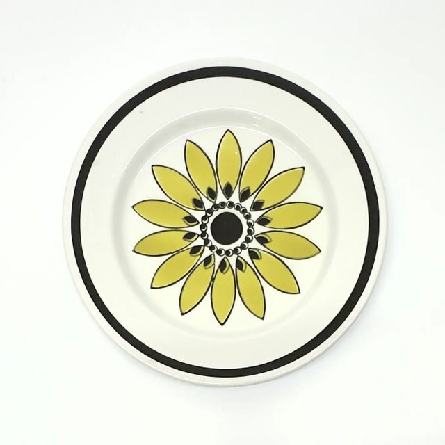 Multi Colored Snowflake / Sunflower Motif Wall Plate Curation - Group of 5 For Sale - Image 9 of 9