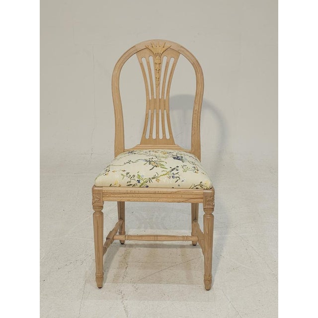 Beech wood Sandblasted and finished with a natural matte varnish Pretty jacquard fabric with flowers and foliage in shades...