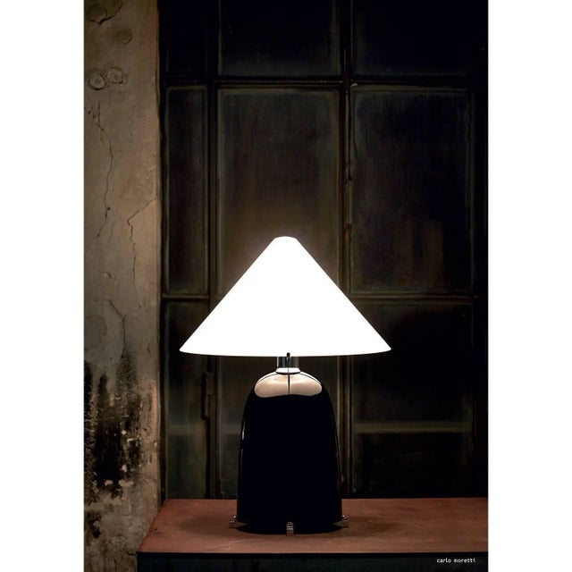 Chosen as one of Architectural Digest "best new lights, 2015", Ovale is a table lamp of black mouth-blown Murano glass and...