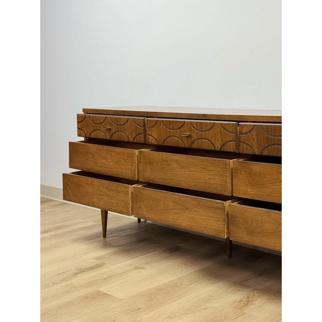 Vintage MCM Bassett Style Nine Drawer Dresser With Wood Inlays Collectable Retro For Sale - Image 13 of 18