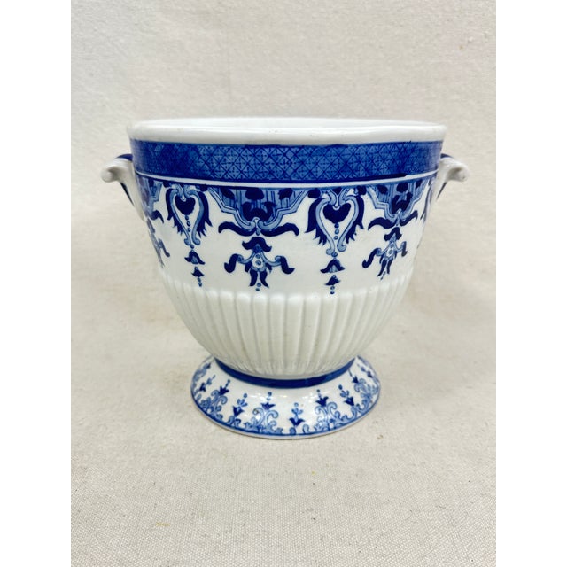 Vintage Andrea by Sadek blue & white cachepot. This is a pre-owned item so please see all pictures and ask any questions.
