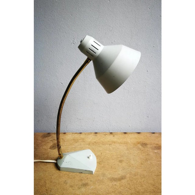 - Light gray desk lamp dates from the 1950s and is made of metal and painted aluminum - Has a flexible gooseneck with...