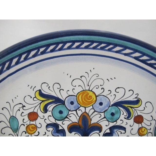 Renaissance Italian Deruta Ricco Renaissance Style 12" Maiolica Pottery Decorative Wall Plate For Sale - Image 3 of 8