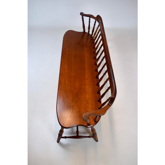 Philadelphia Windsor Style Lowback Bench Settee, 20th Century For Sale - Image 13 of 15