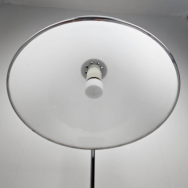 White Table Lamp in Chrome and White Acrylic Diffuser, Italy, 1970s For Sale - Image 8 of 14