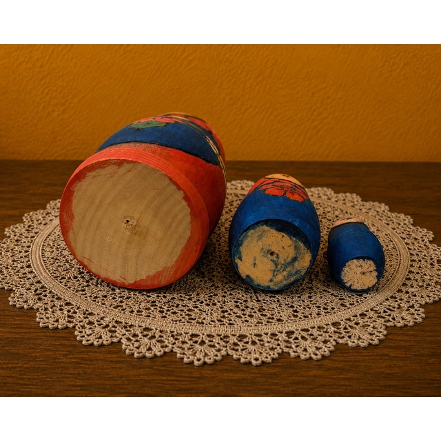 Vintage 1960s Hand-Painted Russian Matryoshka Nesting Dolls – Set of 3 For Sale - Image 6 of 8