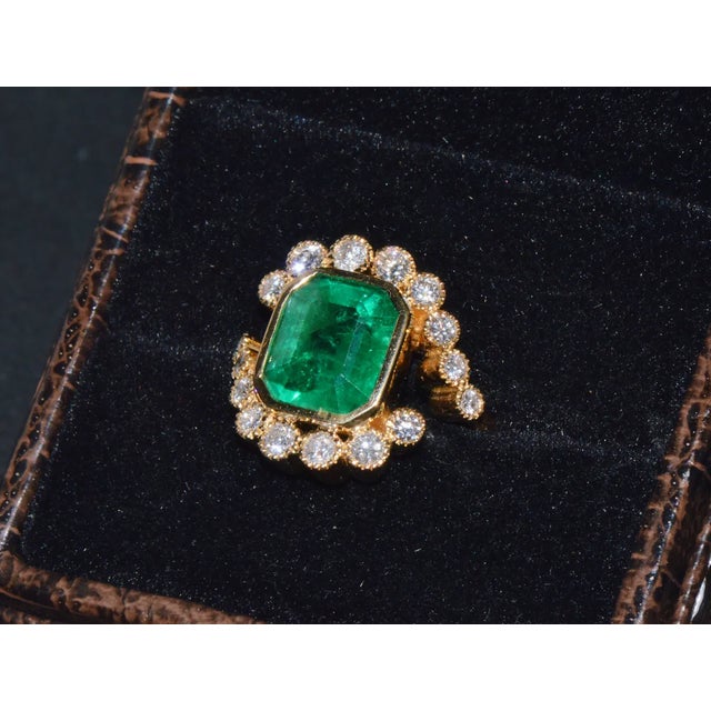 Contemporary GIA Certified Natural 4.83CTS VS F Diamond Emerald 18K Solid Gold Bypass Ring, size 6.5 For Sale - Image 3 of 10