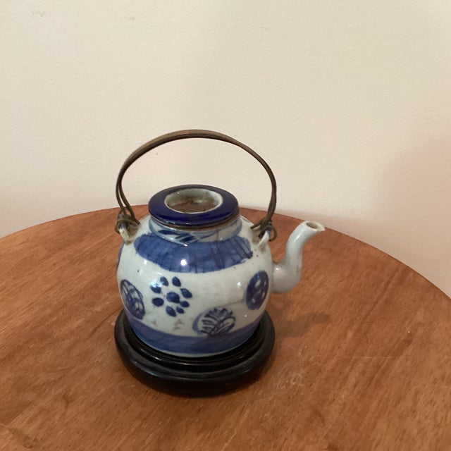 Antique Chinese Blue & White Porcelain Glazed Teapot W/Wire Bail Handles Surguch Stamp Wood Base For Sale - Image 12 of 12