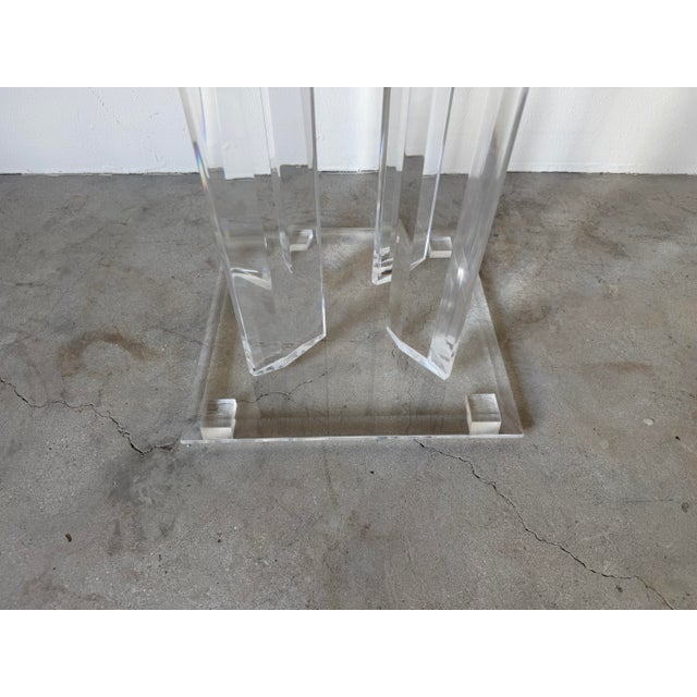 1980s Vintage Postmodern Design Sculptural Clear Lucite Side Table / Pedestal For Sale - Image 11 of 12