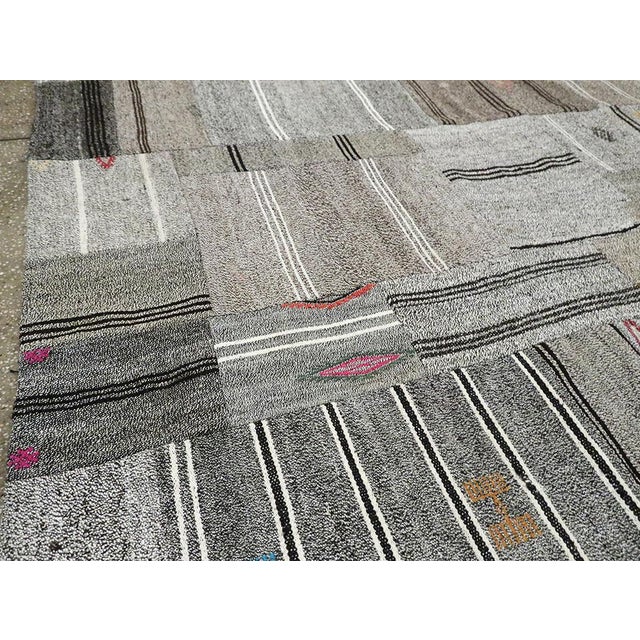 Mid-Century Modern Galerie Shabab Collection Mid-20th Century Vintage Turkish Flatweave Kilim Room Size Carpet For Sale - Image 3 of 7