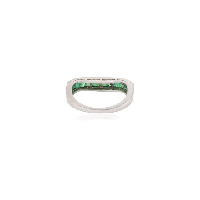 Metal Handcrafted 925 Silver Wavy Band Ring in Square Cut Emeralds - Size 7 For Sale - Image 7 of 10