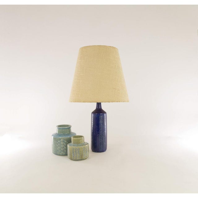 A DL/27 table lamp made by Annelise and Per Linnemann-Schmidt for Palshus in the 1960s. The colour of this piece is cobalt...