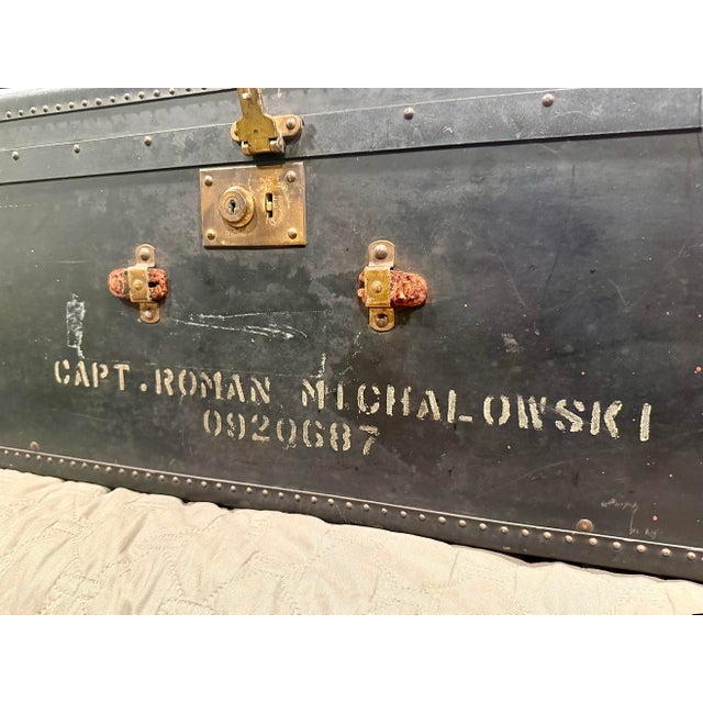American Rare 1950s Vintage Yale Military Field Trunk Nyc Original Name and Stenciling For Sale - Image 3 of 12