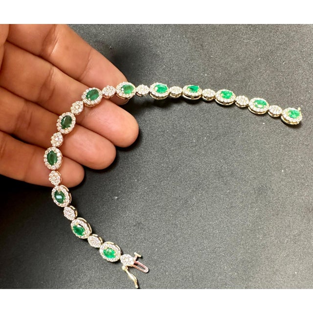 8 ct Natural Brazilian Emerald & 4.5 Ct Diamond Tennis Bracelet 14 Karat Gold For Sale - Image 4 of 18