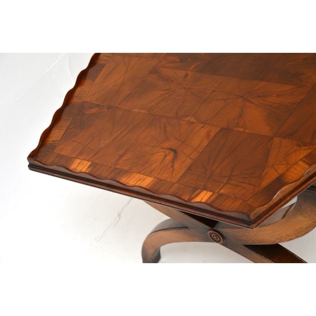 Brown Vintage Oyster Veneer Coffee Table in Yew Wood, 1930 For Sale - Image 8 of 10