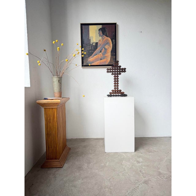 Large Tramp Art wooden crucifix from the 1900s. We love its sophisticated look, its intricate woodwork, and the meticulous...