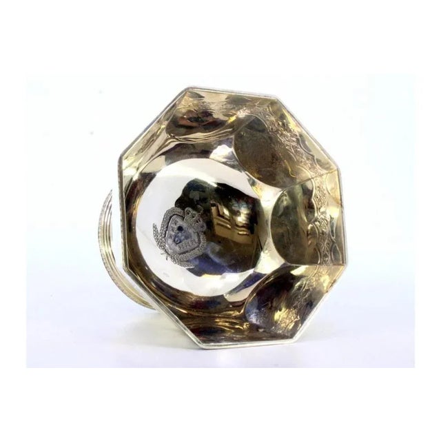 Octagonal Silver Bonbonniere with Engraved Portuguese Coat of Arms and Friezes in Relief with Fleurs de Lys For Sale - Image 5 of 8